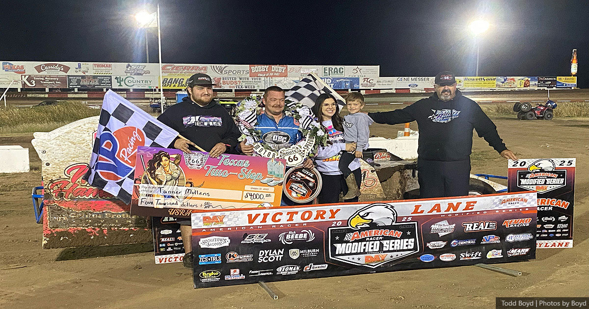 Tanner Mullens won the USRA Modified main event.